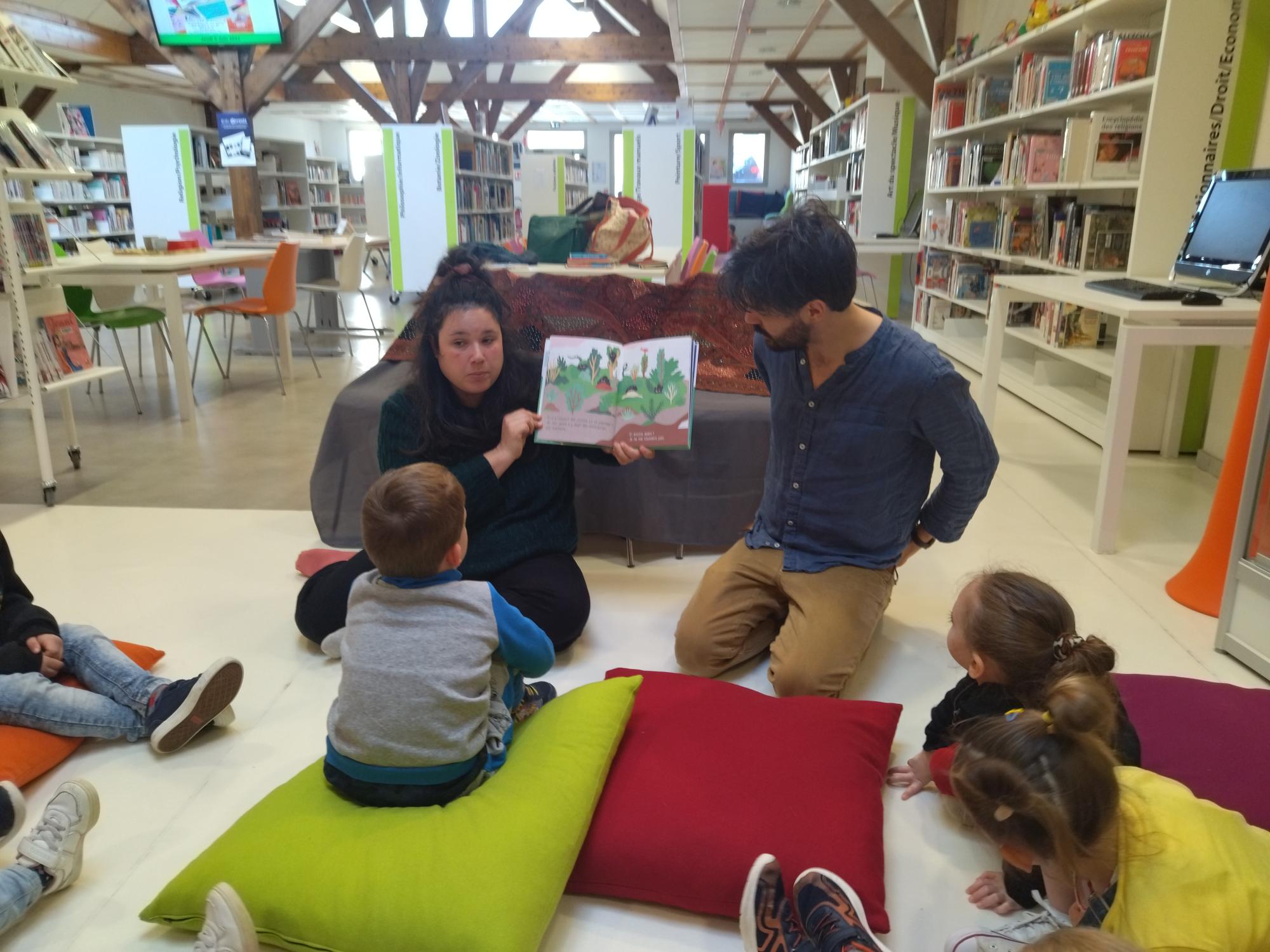 compagnie lisant un livre aux enfants